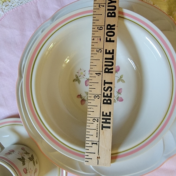 7 pc Vintage Strawberry Dish Setting Mismatched Setting - Picture 11 of 16